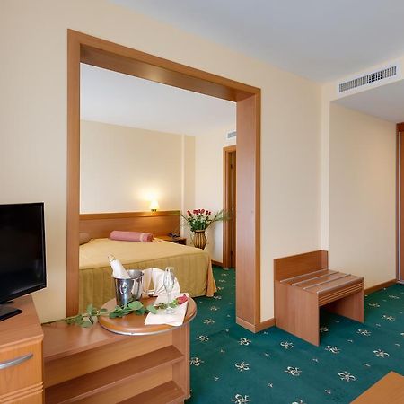 Hotel Palas Мамая Екстериор снимка
