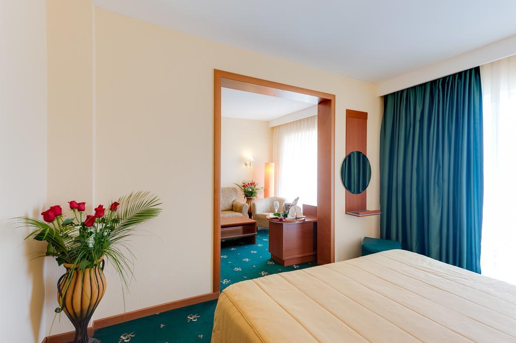 Hotel Palas Мамая Екстериор снимка