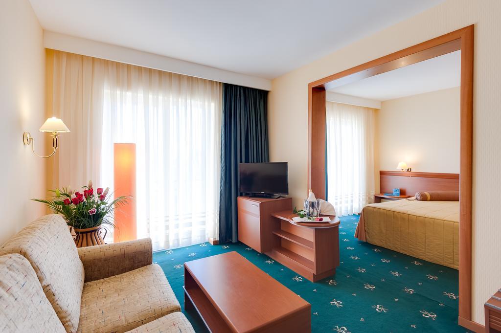 Hotel Palas Мамая Екстериор снимка